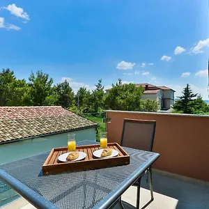 https://two-bedrom-villa-with-jacuzzy-casa4.hotelinzadar.com